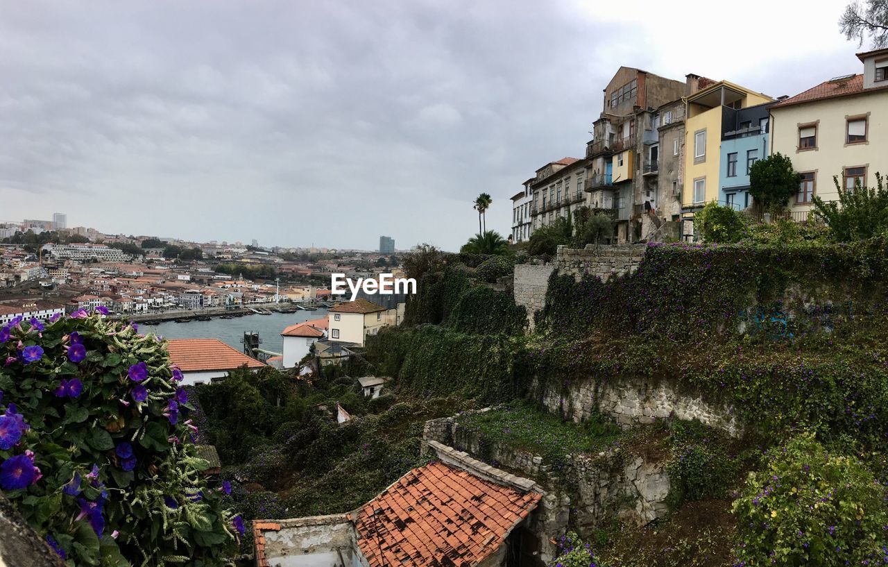 HIGH ANGLE VIEW OF TOWNSCAPE BY BUILDINGS IN TOWN