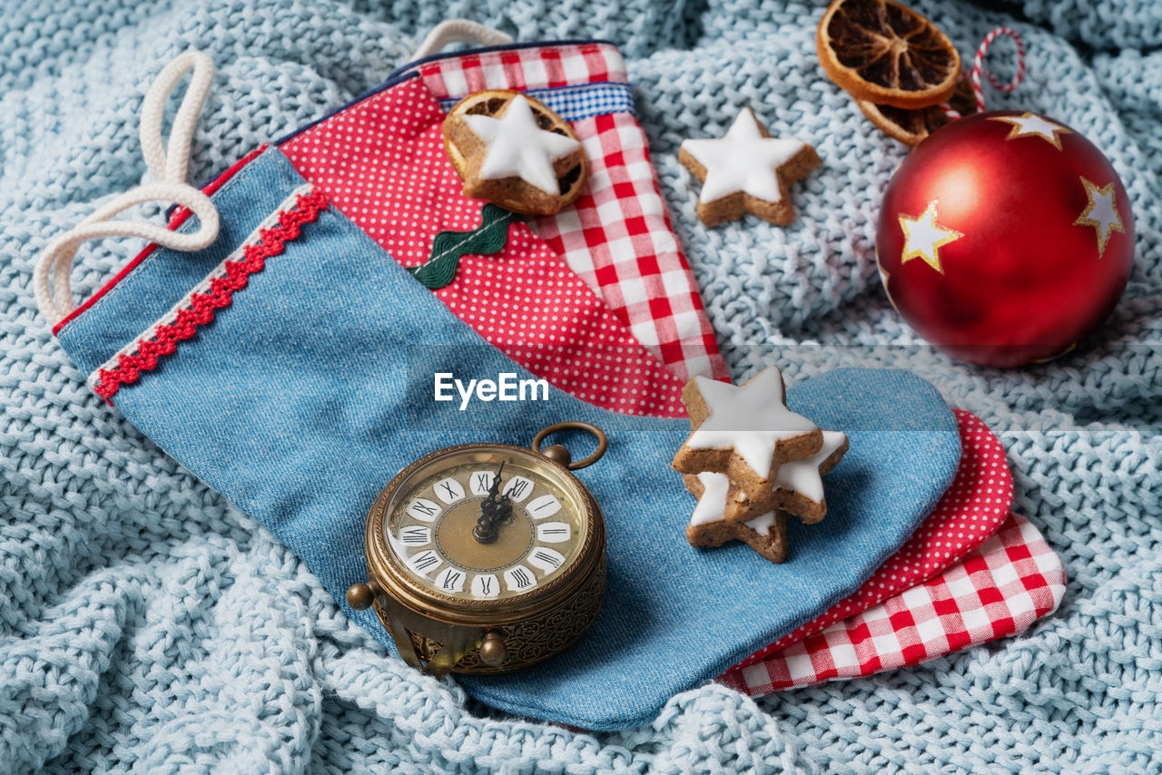 HIGH ANGLE VIEW OF CHRISTMAS DECORATIONS ON TABLE