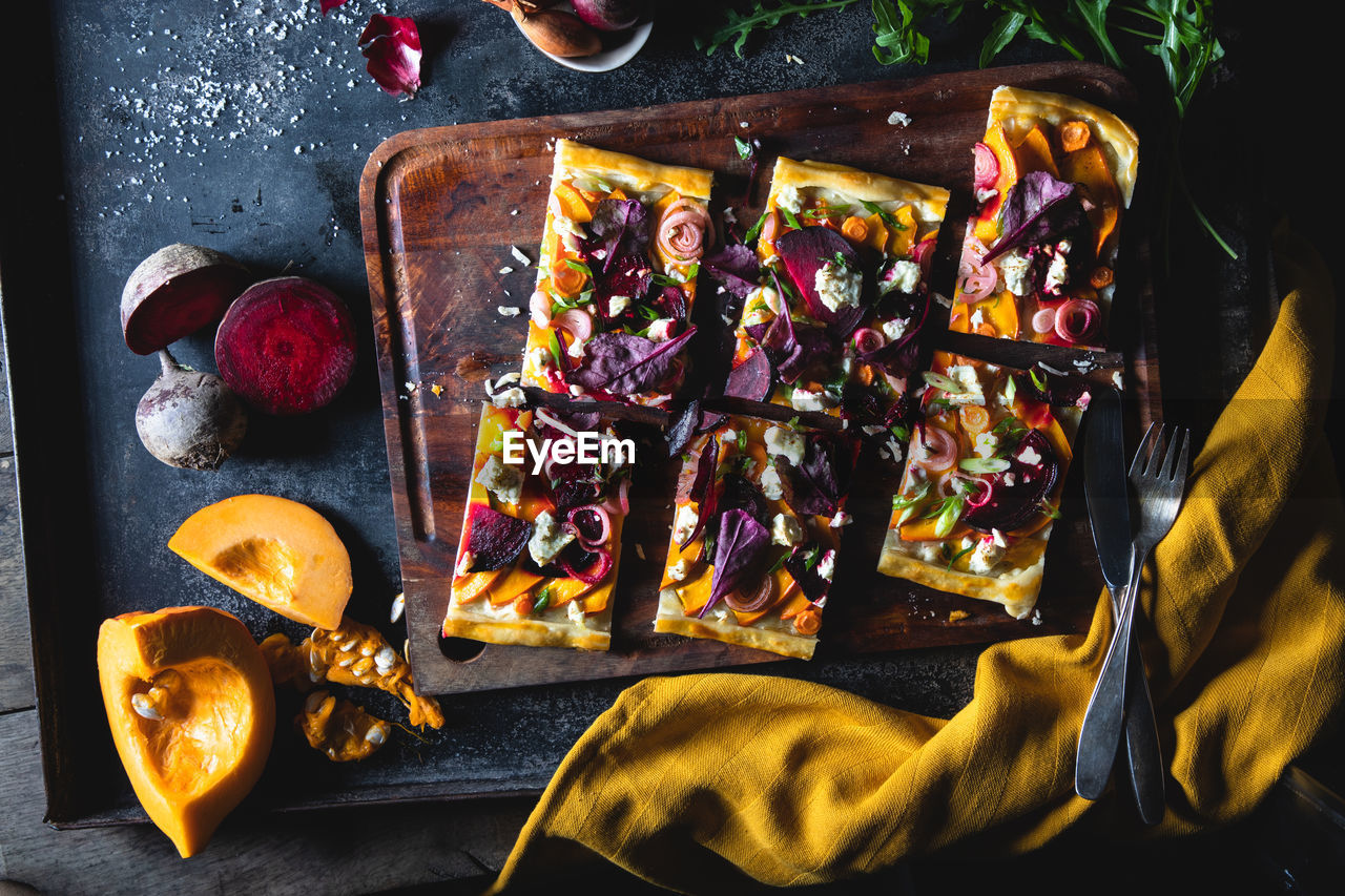 HIGH ANGLE VIEW OF VEGETABLES ON TABLE