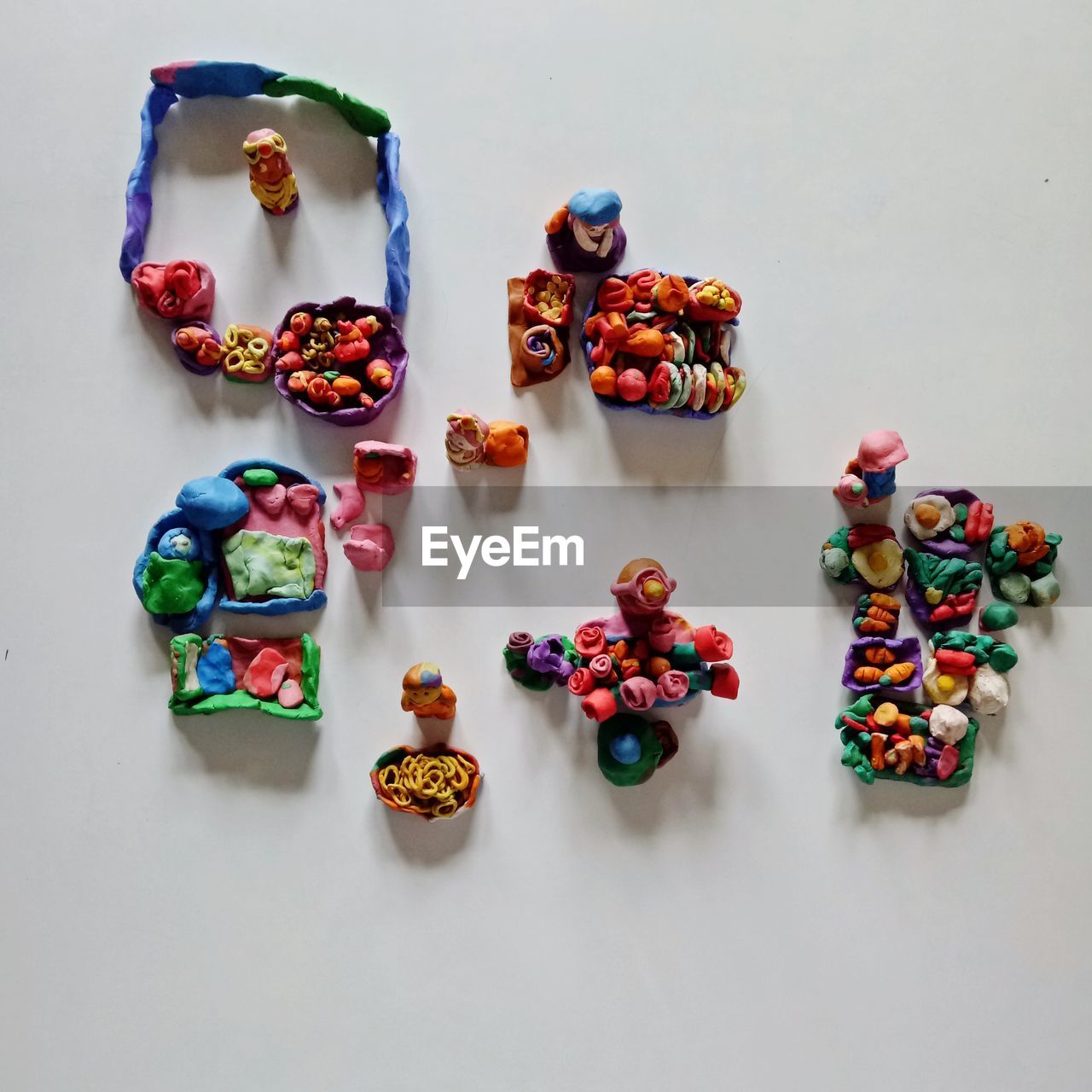 HIGH ANGLE VIEW OF CAKE ON TABLE