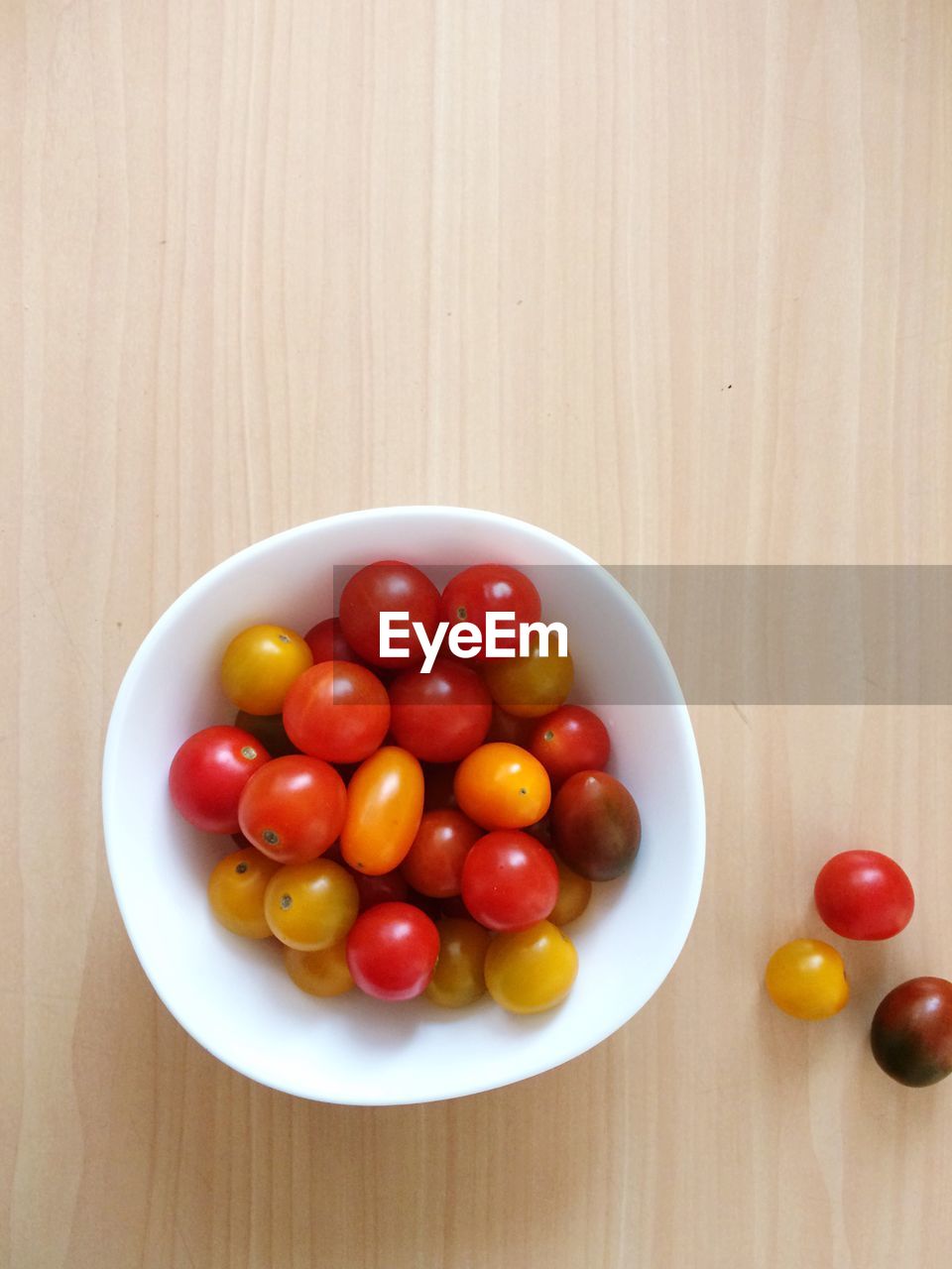 Directly above shot of tomatoes in bowl on table