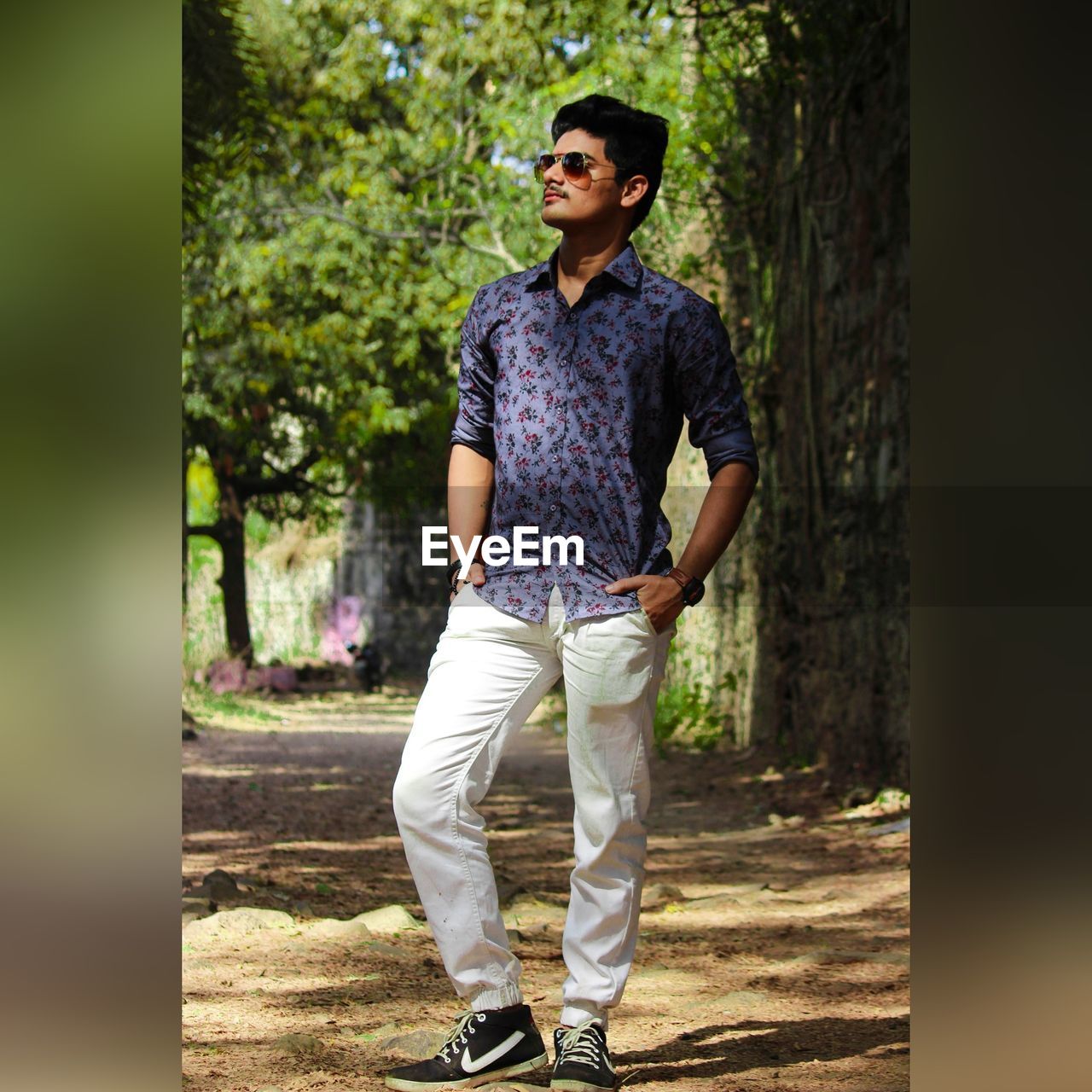 FULL LENGTH OF YOUNG MAN STANDING ON STREET