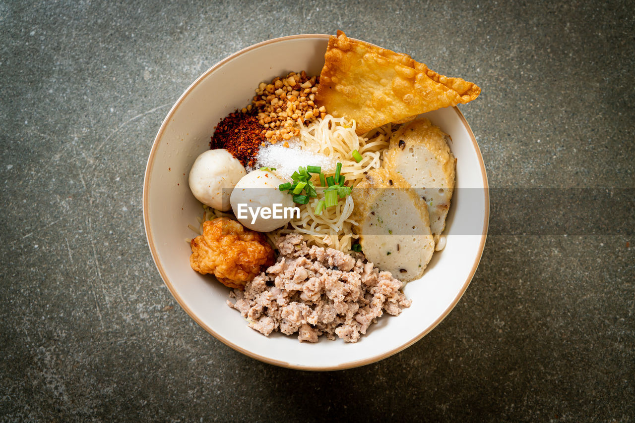 HIGH ANGLE VIEW OF FOOD IN PLATE