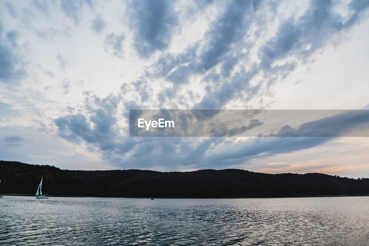 SCENIC VIEW OF SEA AND MOUNTAINS AGAINST SKY