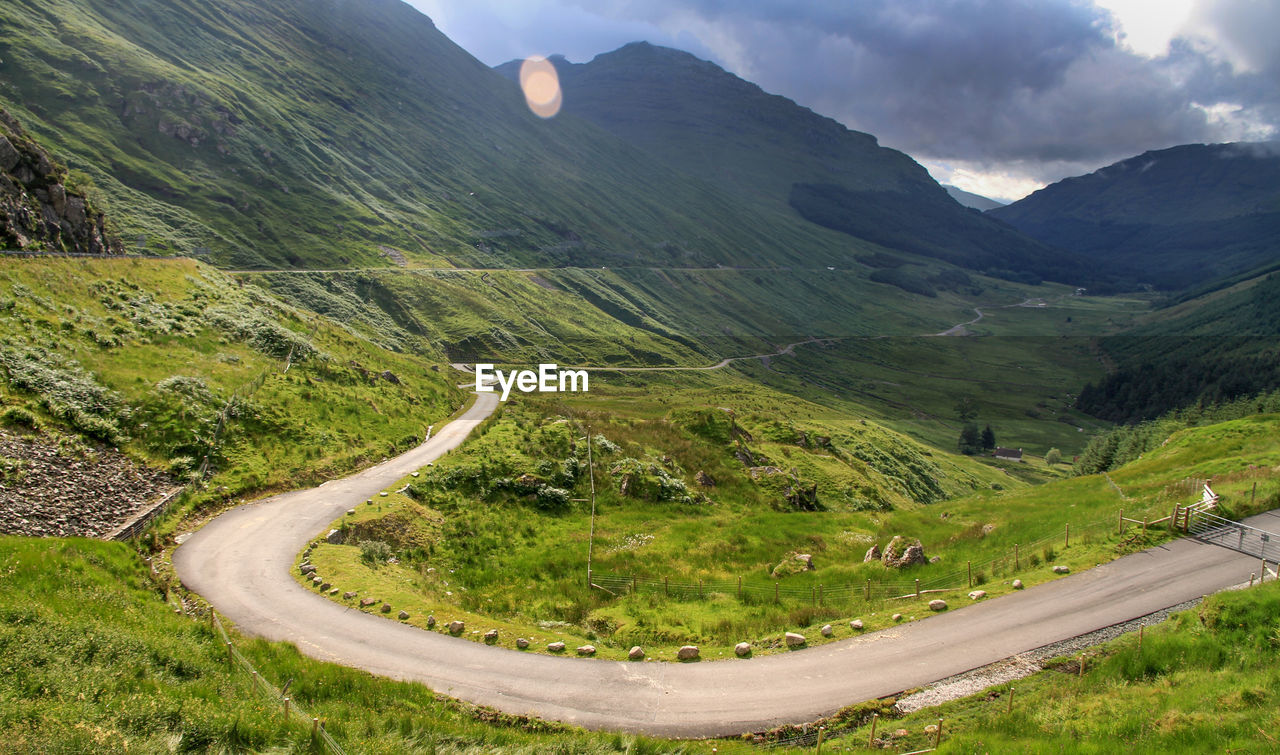SCENIC VIEW OF MOUNTAIN ROAD AGAINST SKY