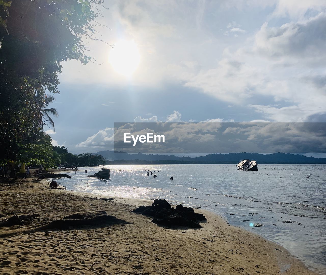 SCENIC VIEW OF SEA ON SUNNY DAY