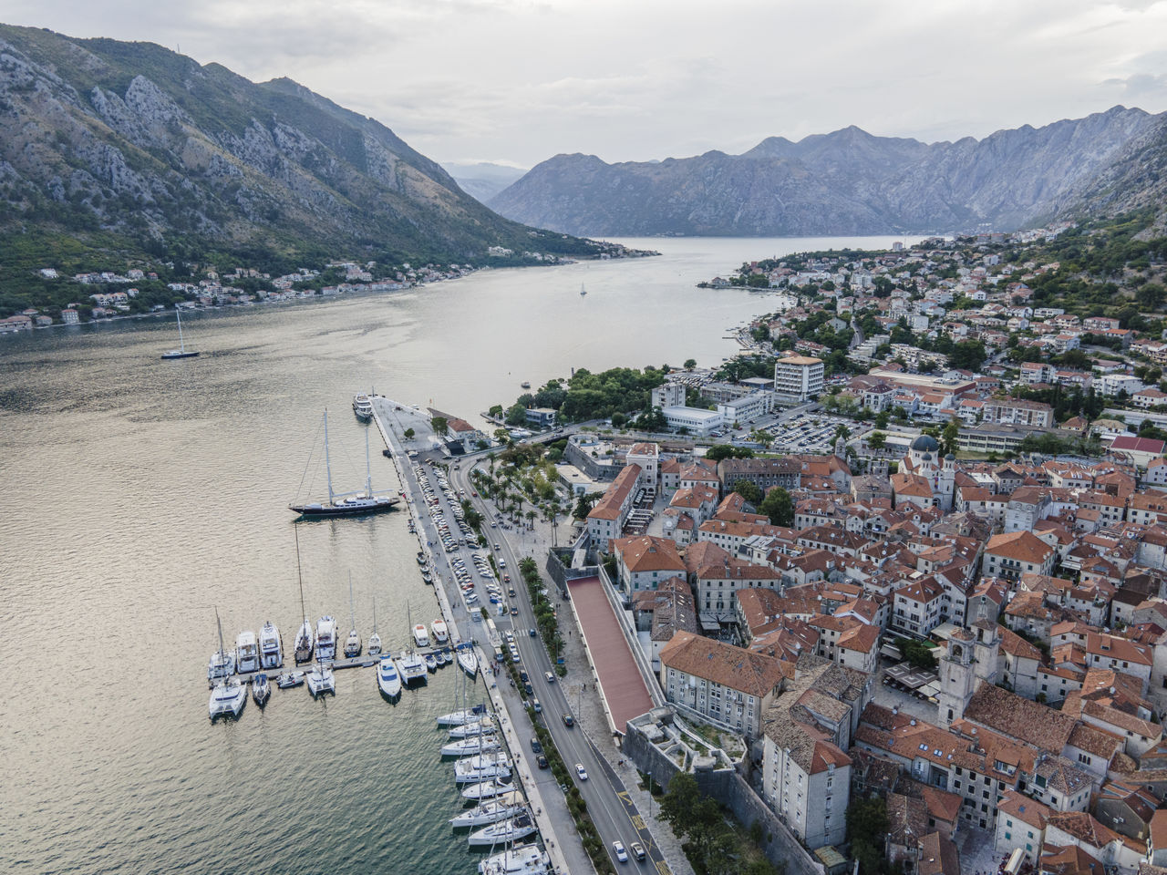 HIGH ANGLE VIEW OF CITY AT SEASIDE