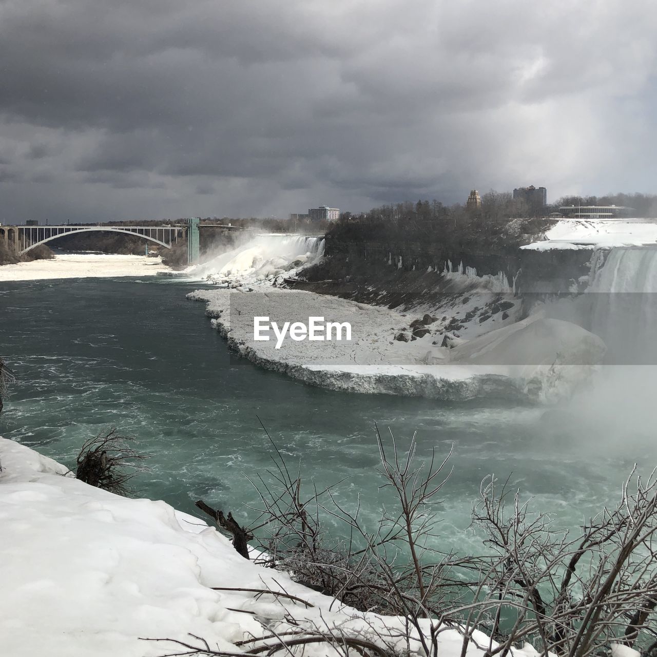 SCENIC VIEW OF WATERFALL AGAINST SKY