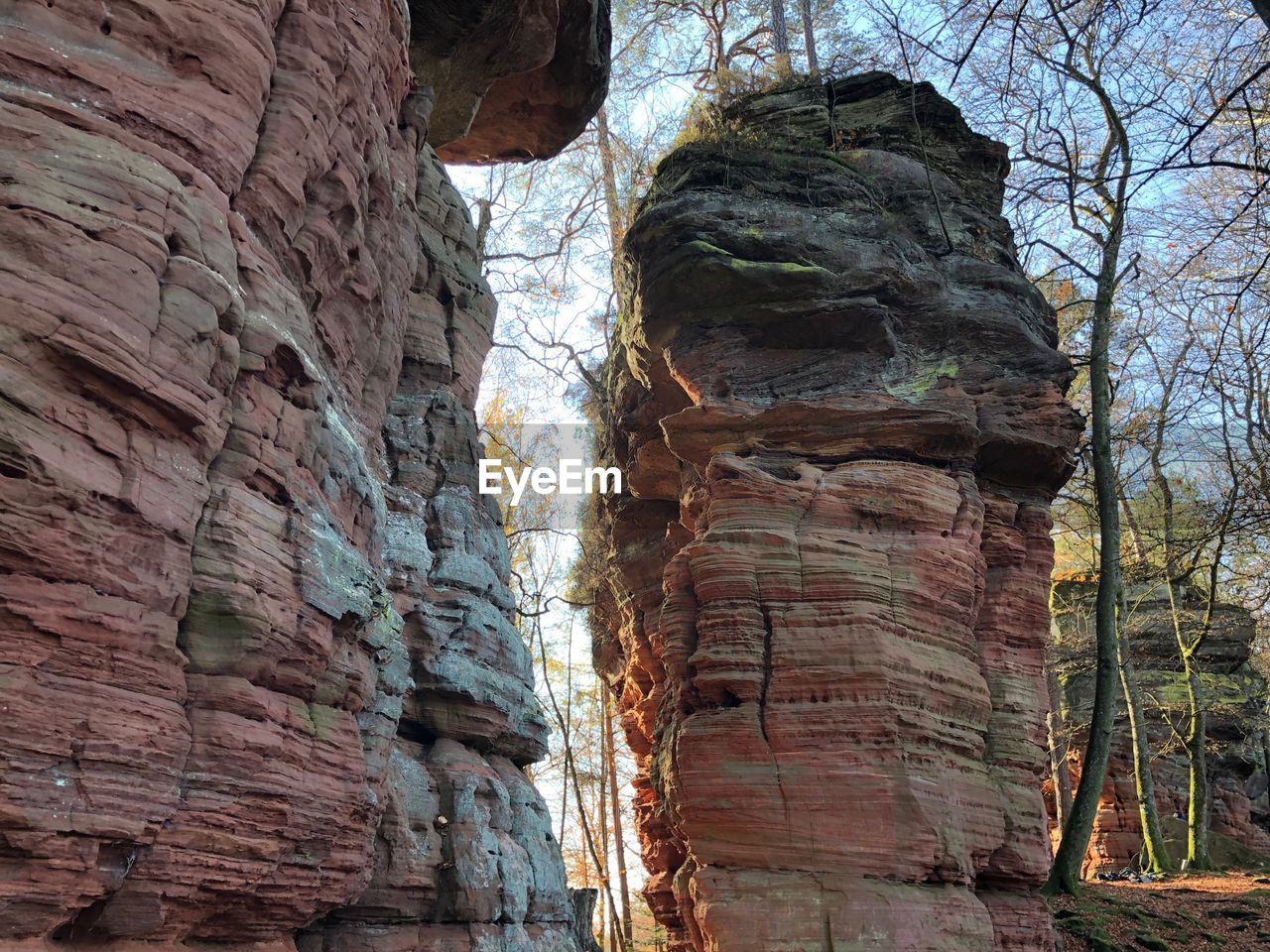 LOW ANGLE VIEW OF ROCK FORMATION ON SUNNY DAY