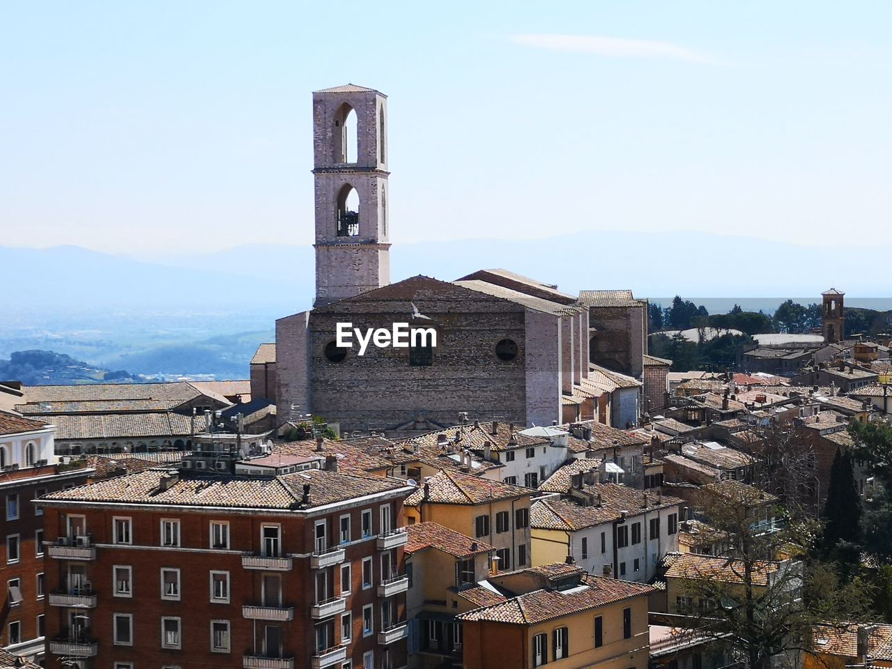 HIGH ANGLE VIEW OF TOWNSCAPE AGAINST SKY IN CITY