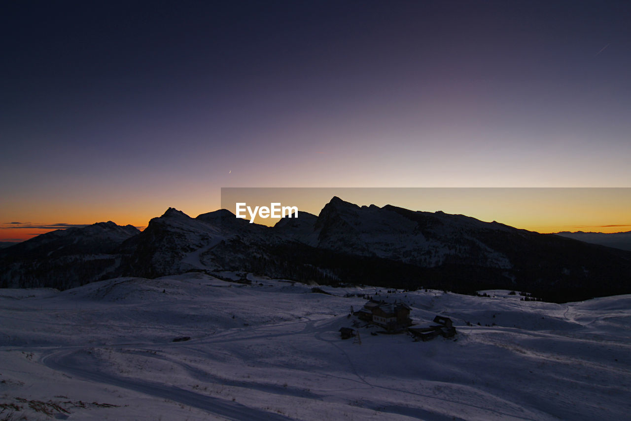 Le pale di san martino, dolomiti unesco. scenic view of snowcapped mountains against clear blue sky