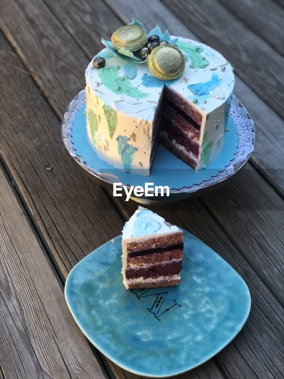 HIGH ANGLE VIEW OF CAKE ON PLATE