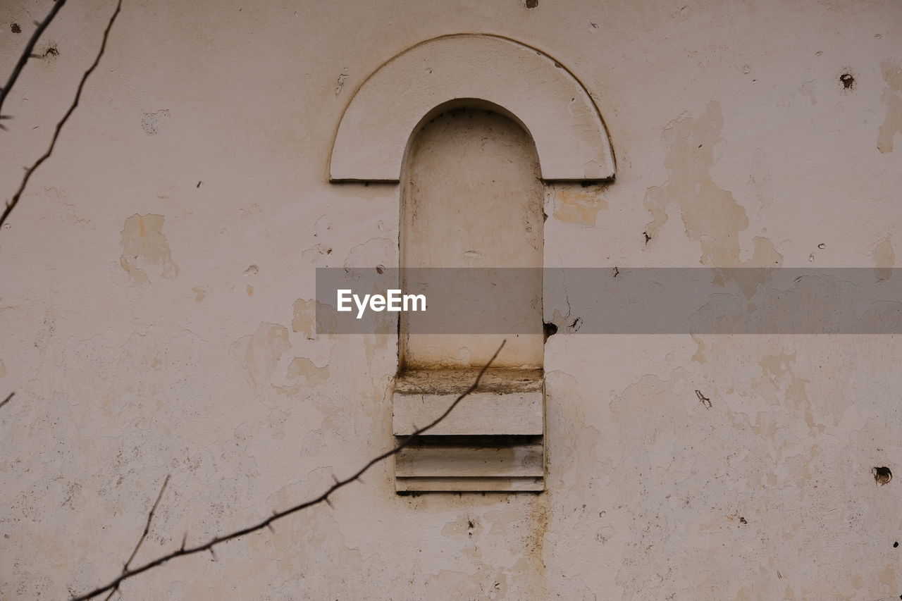 wall, architecture, built structure, wall - building feature, white, no people, plaster, floor, building exterior, old, arch, hole, wood, building, iron, damaged, day, outdoors, history, entrance, weathered, abandoned