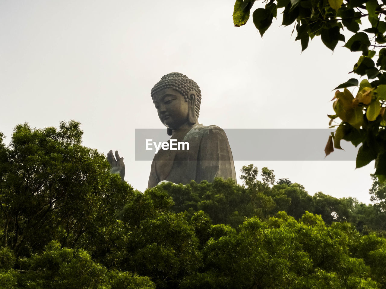 LOW ANGLE VIEW OF STATUE AGAINST SKY