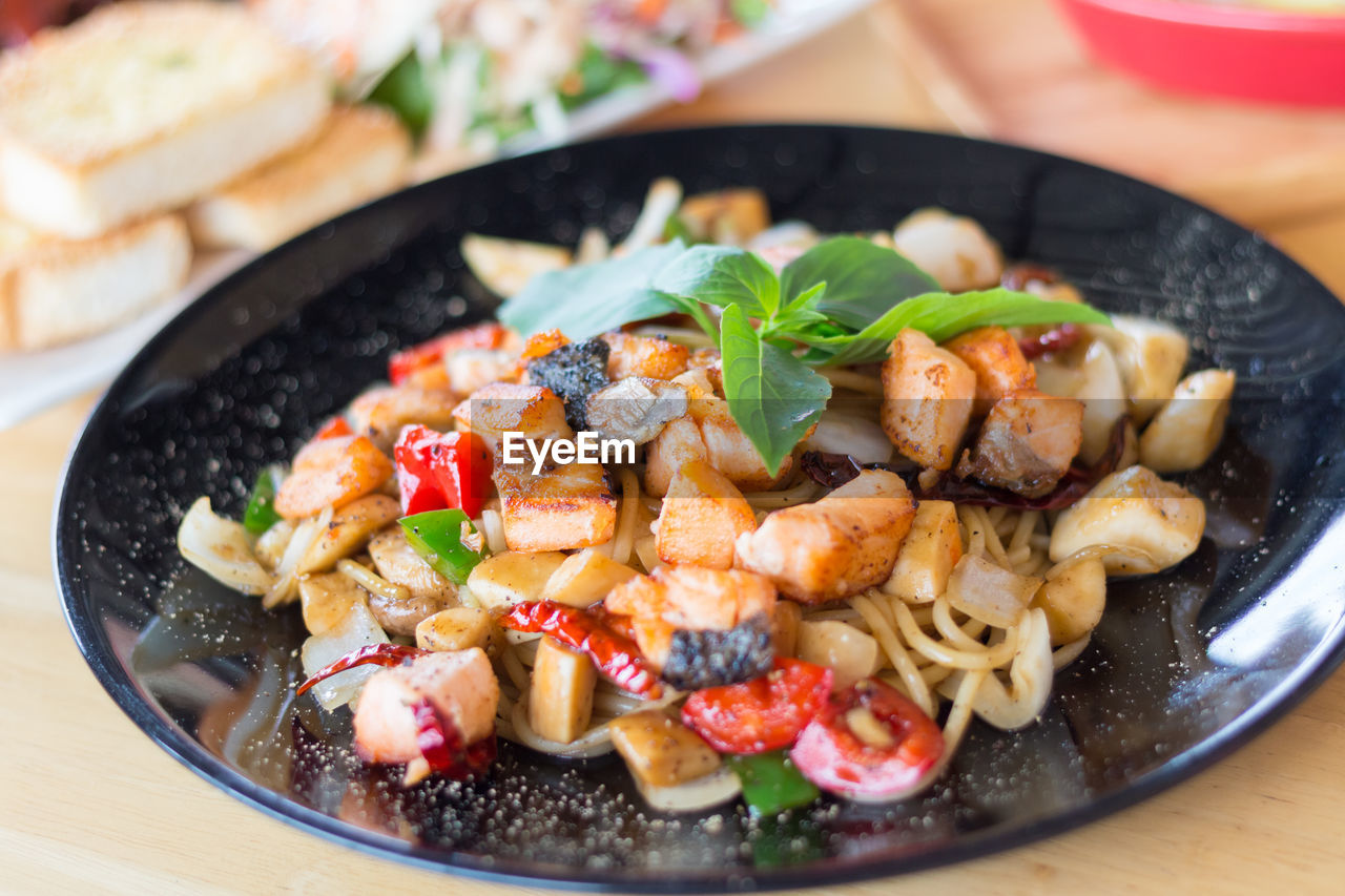 HIGH ANGLE VIEW OF FOOD ON TABLE