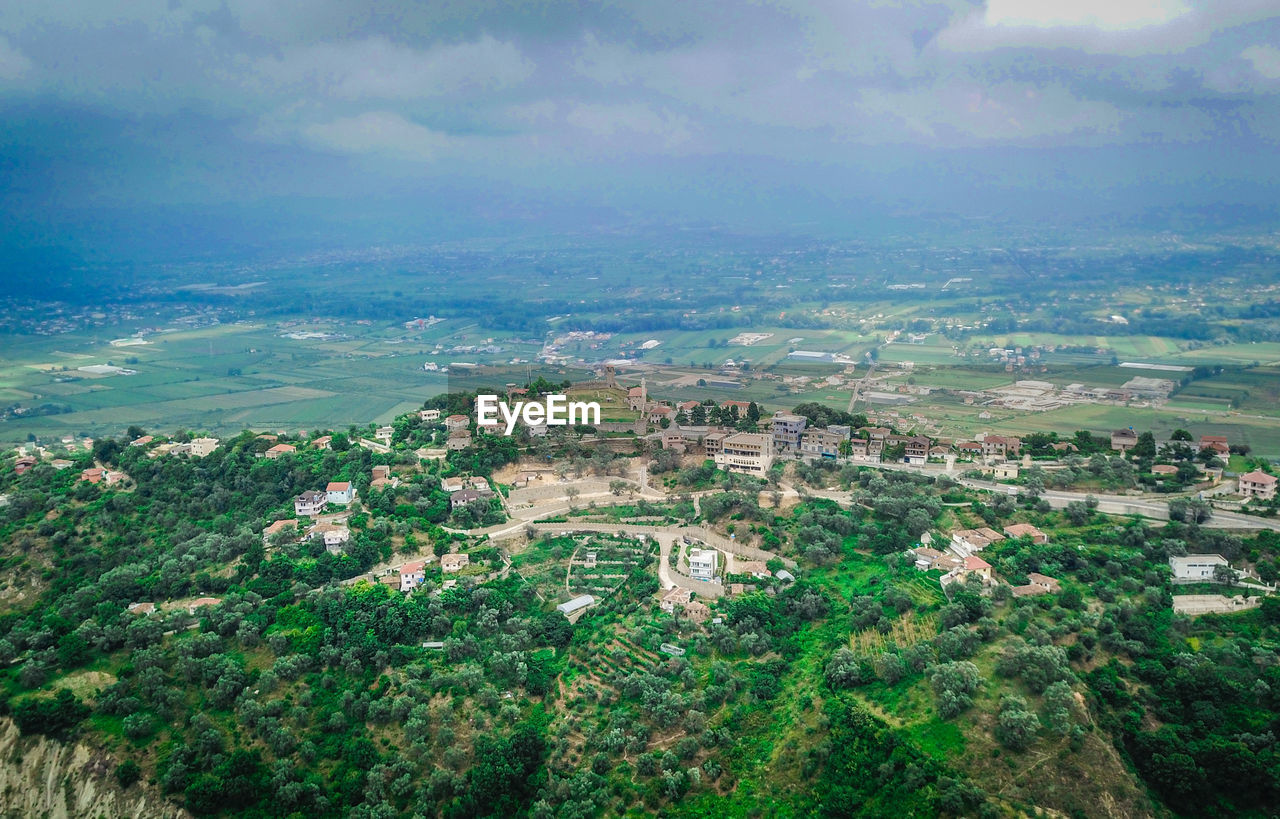 HIGH ANGLE VIEW OF TOWNSCAPE AND BUILDINGS AGAINST SKY