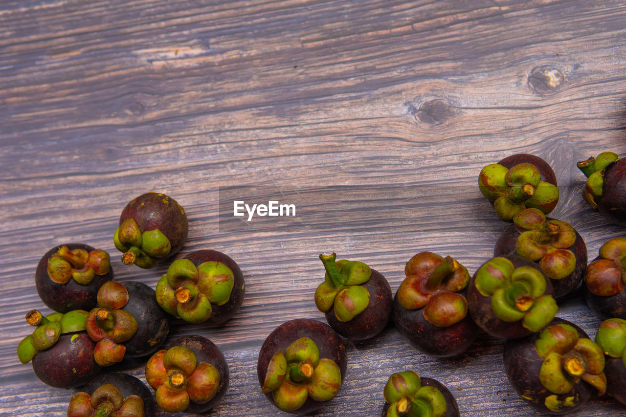 HIGH ANGLE VIEW OF FRUITS AND TABLE