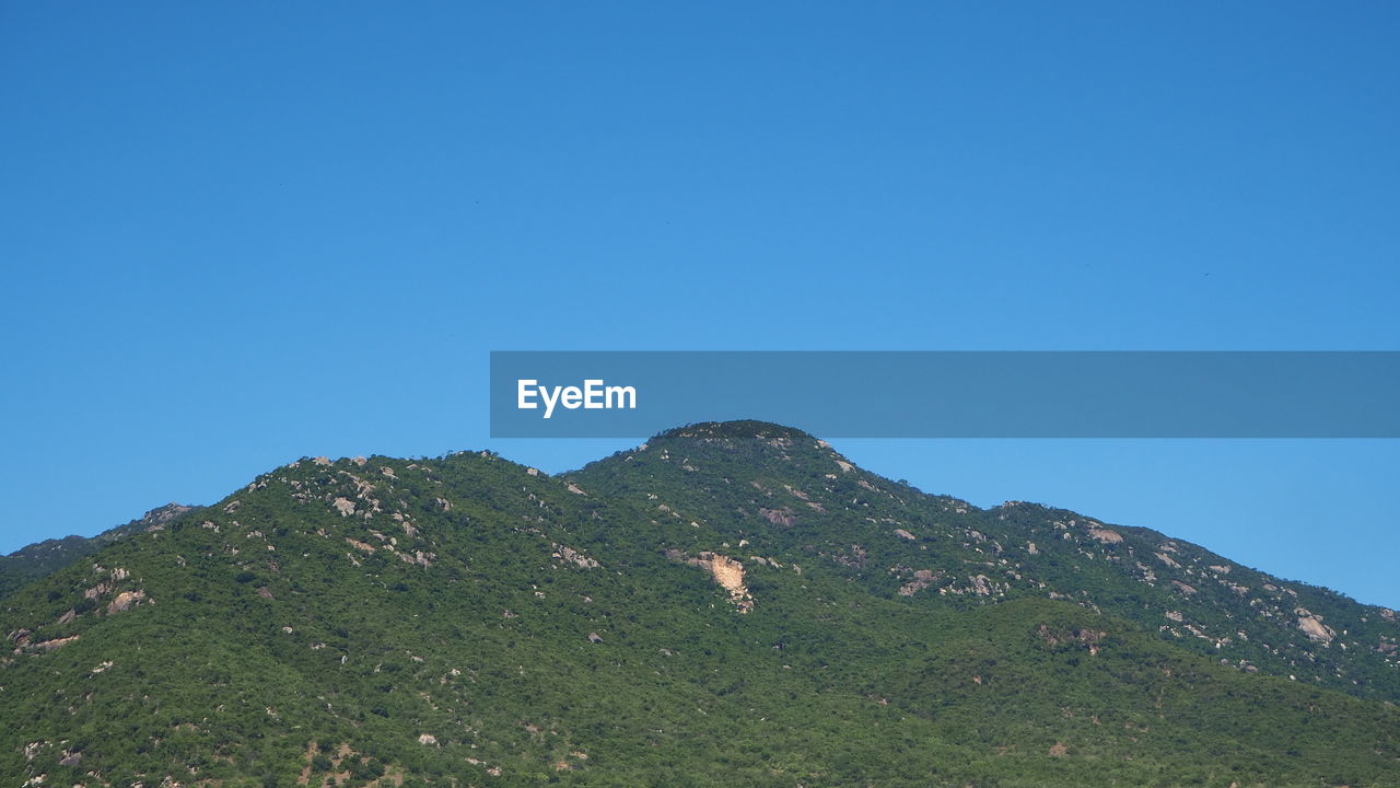 SCENIC VIEW OF ROCKY MOUNTAINS AGAINST CLEAR BLUE SKY