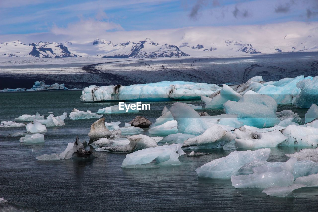 Icebergs in jokulsarlon, iceland 