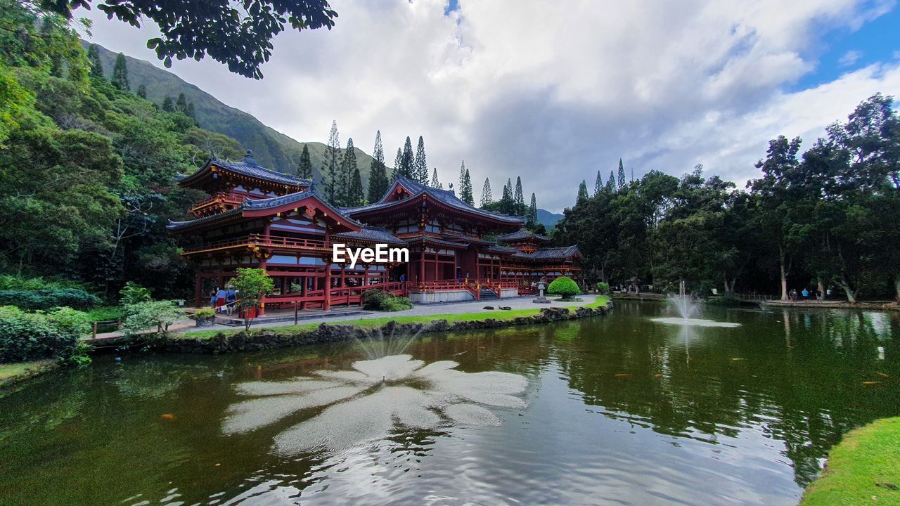 Byodo-in buddhist temple at valley of the temples in hawaii