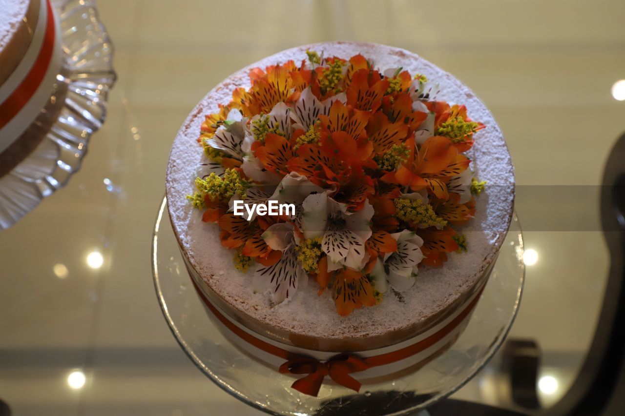 CLOSE-UP OF CAKE ON TABLE