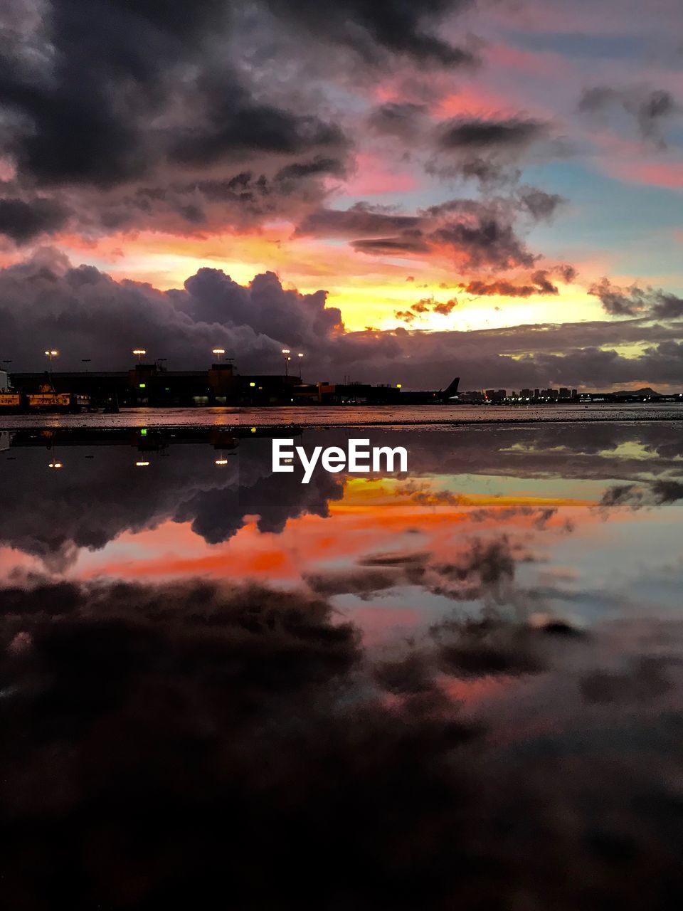 SCENIC VIEW OF DRAMATIC SKY OVER LAKE