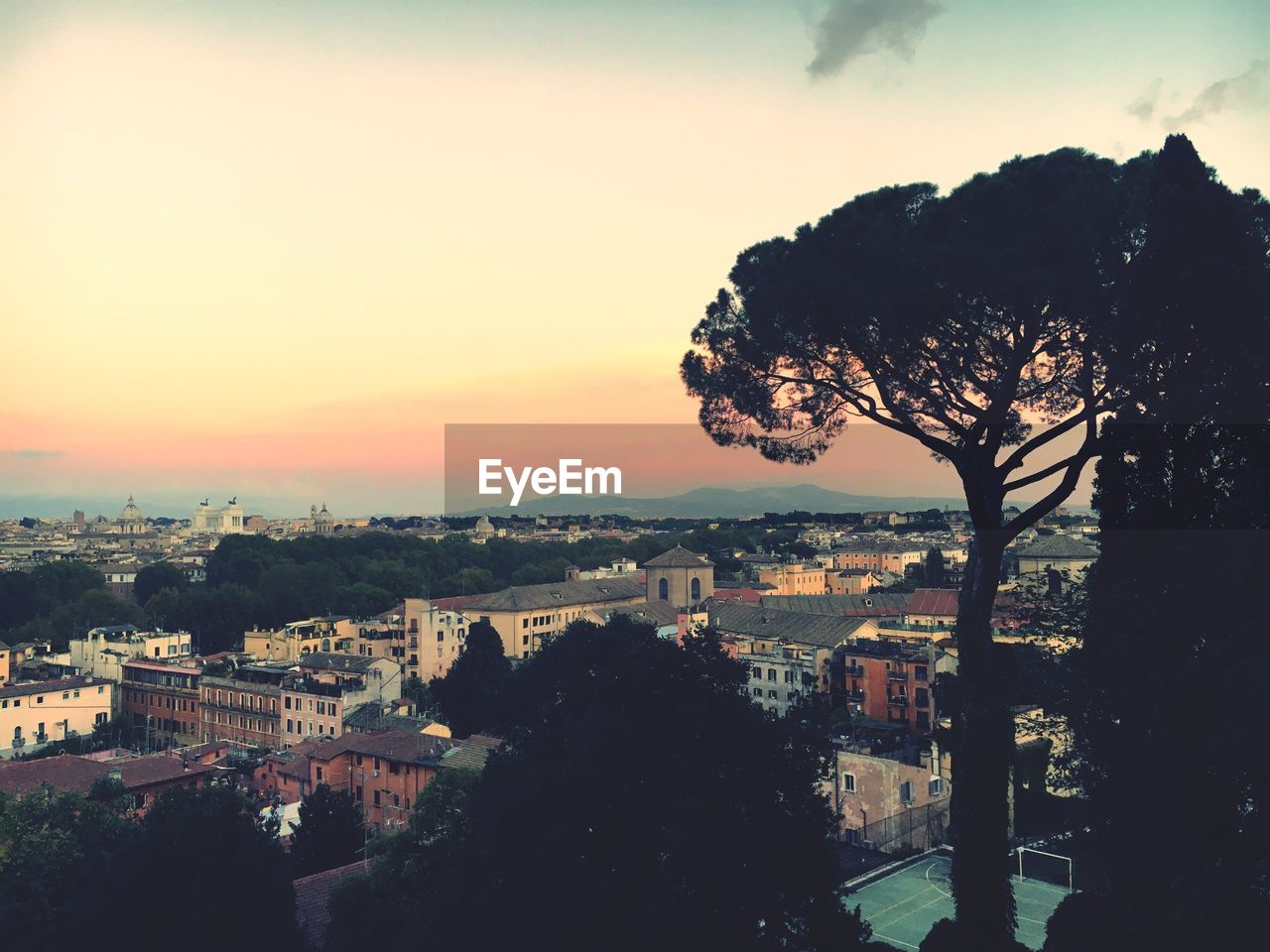 AERIAL VIEW OF CITY BY SEA AGAINST SKY