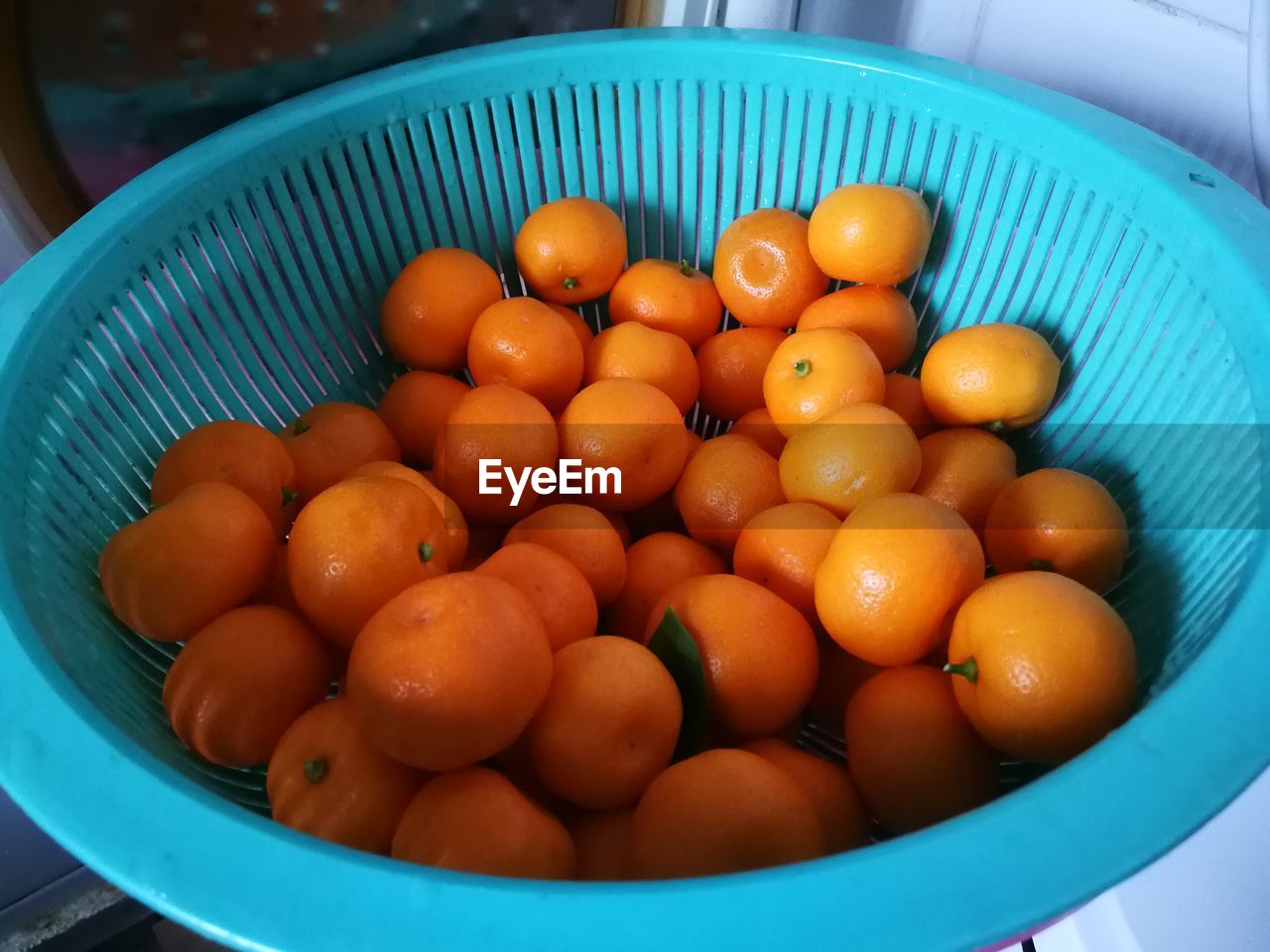 food, food and drink, healthy eating, wellbeing, fruit, freshness, produce, plant, citrus, clementine, container, no people, blue, tangerine, large group of objects, bowl, indoors, orange, vegetable, abundance, close-up, orange color