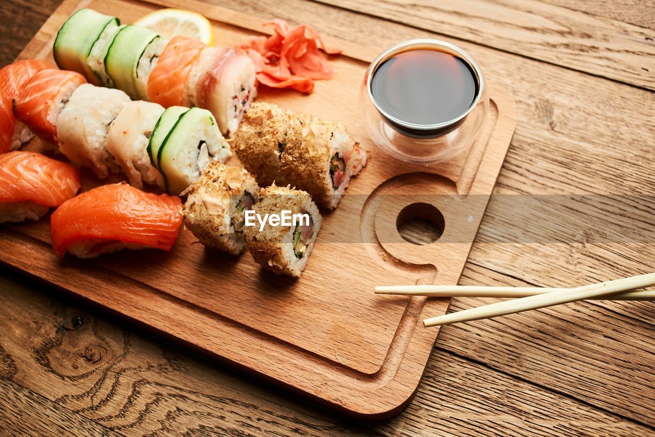 HIGH ANGLE VIEW OF VEGETABLES ON TABLE