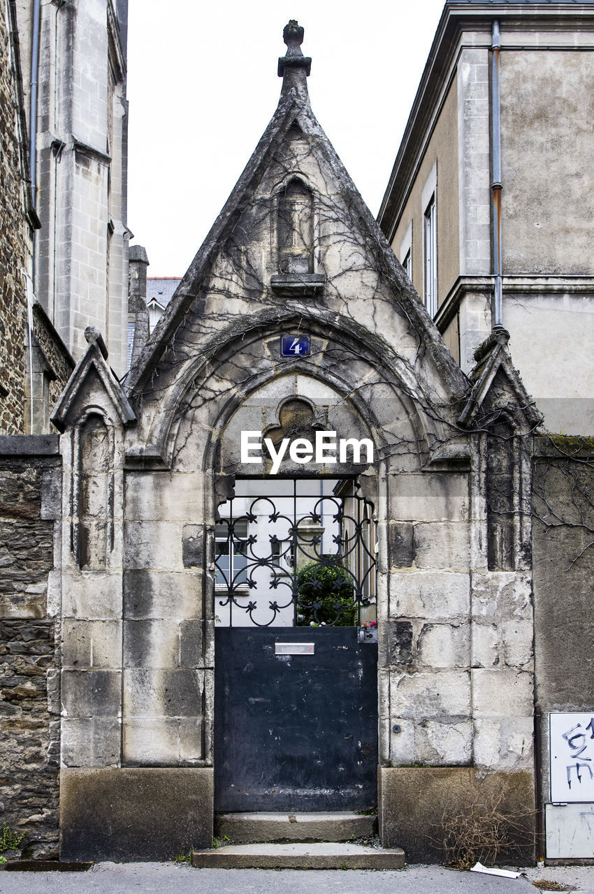 LOW ANGLE VIEW OF ENTRANCE OF HISTORIC BUILDING