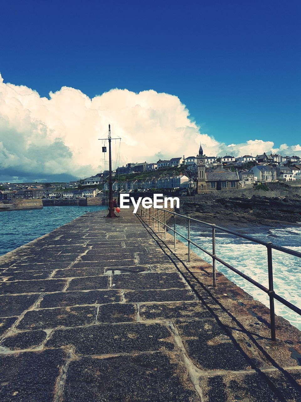 SCENIC VIEW OF CITY BY SEA AGAINST SKY