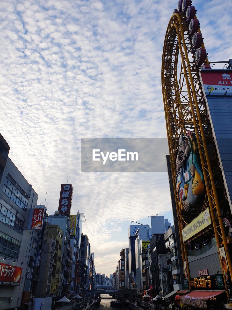 LOW ANGLE VIEW OF FERRIS WHEEL IN CITY