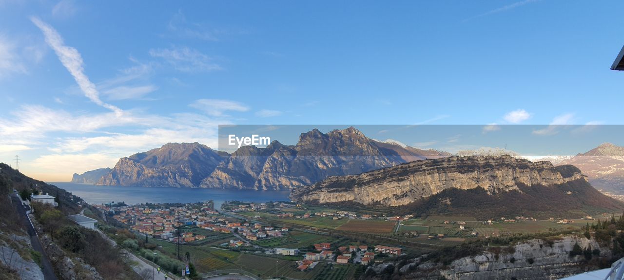 PANORAMIC VIEW OF SEA AND BUILDINGS IN CITY AGAINST SKY