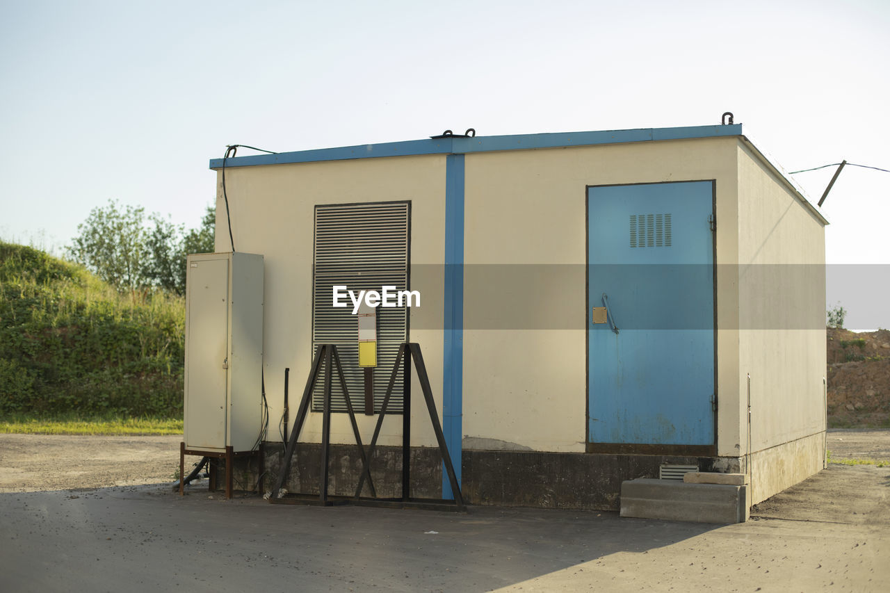 BUILT STRUCTURE AGAINST BLUE SKY AND BUILDING