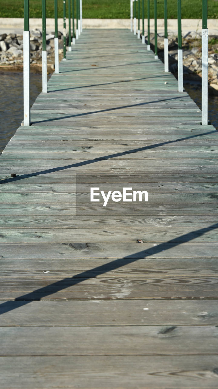 CLOSE-UP OF WOODEN SURFACE LEVEL OF WOOD