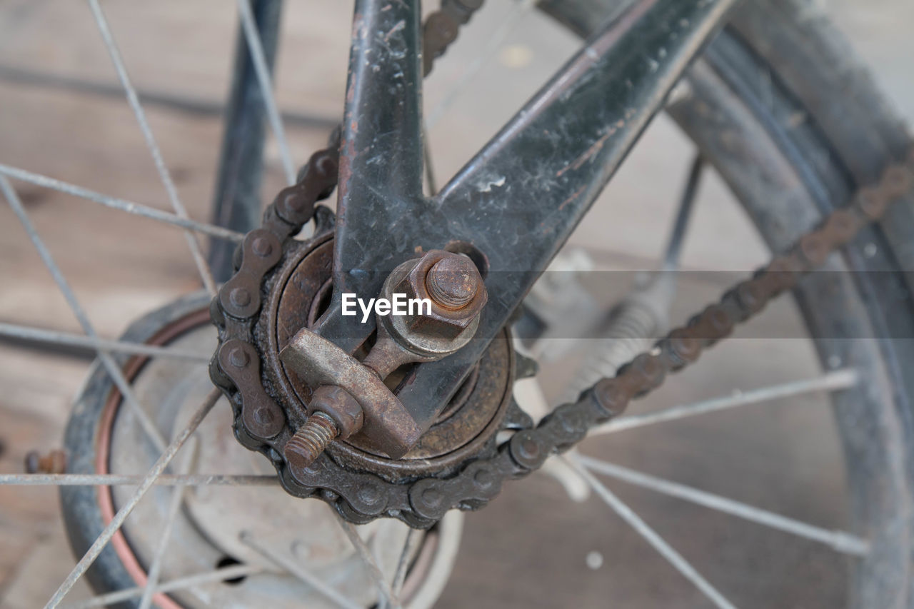 HIGH ANGLE VIEW OF BICYCLE WHEEL