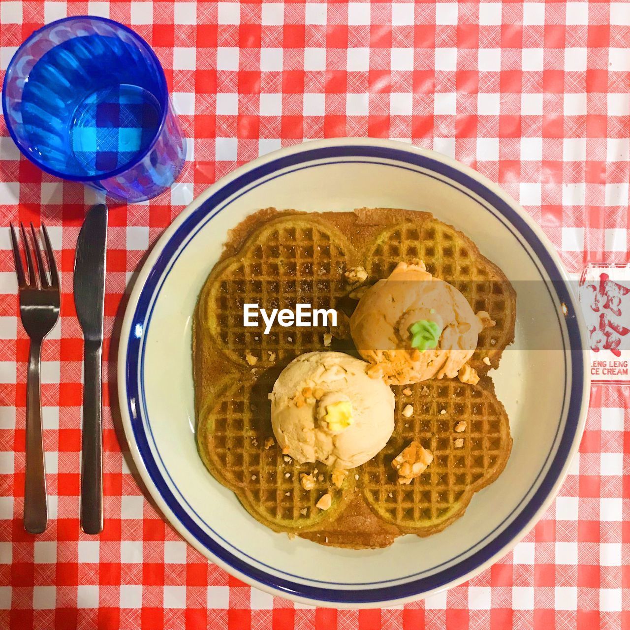 HIGH ANGLE VIEW OF FOOD IN PLATE