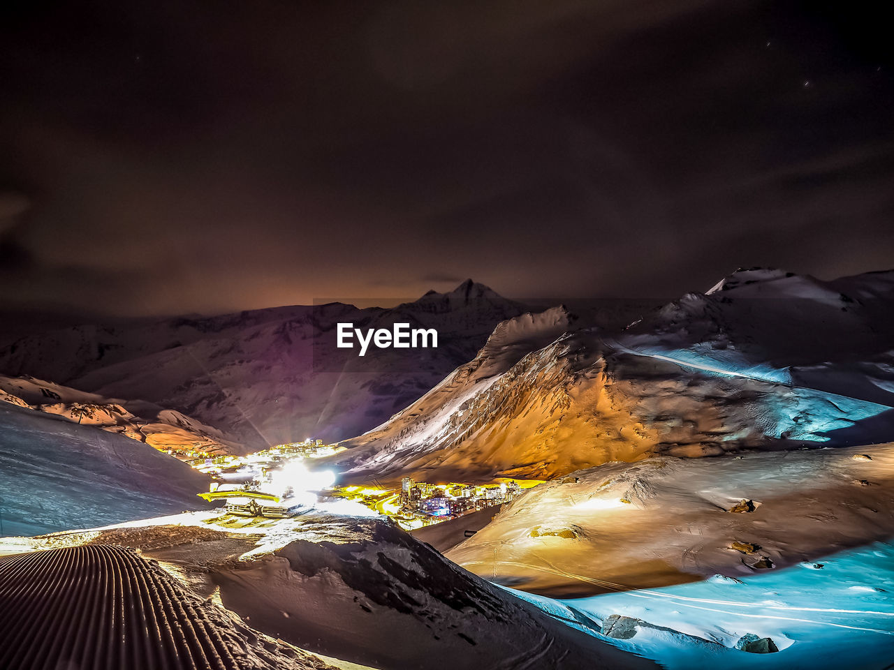 PANORAMIC VIEW OF SNOWCAPPED MOUNTAINS AGAINST SKY DURING WINTER