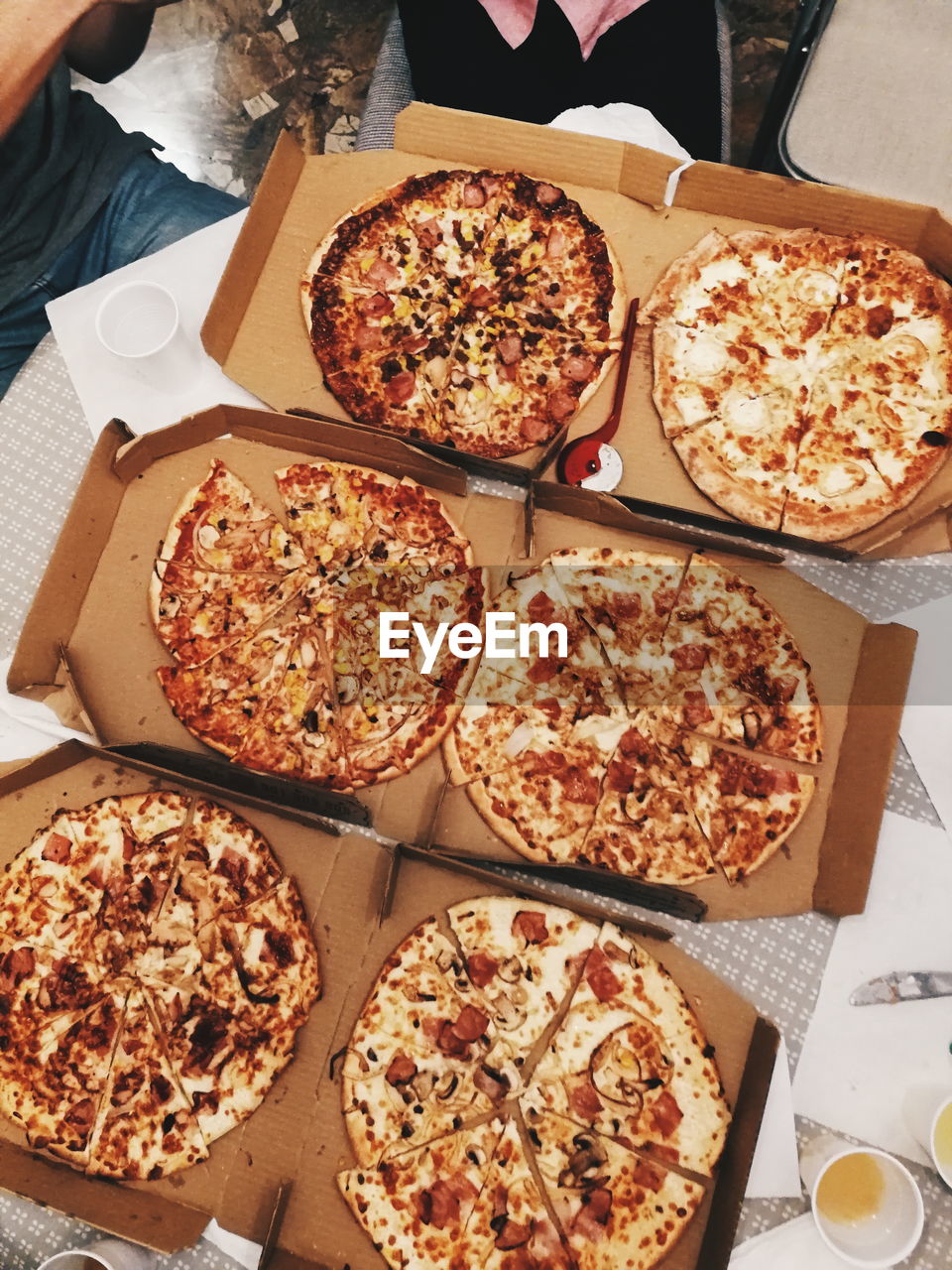 CLOSE-UP OF PIZZA IN PLATE ON TABLE