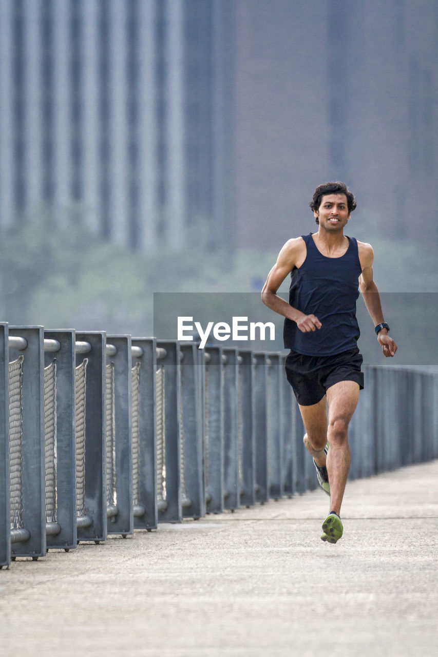 Male runner trains in brooklyn bridge park