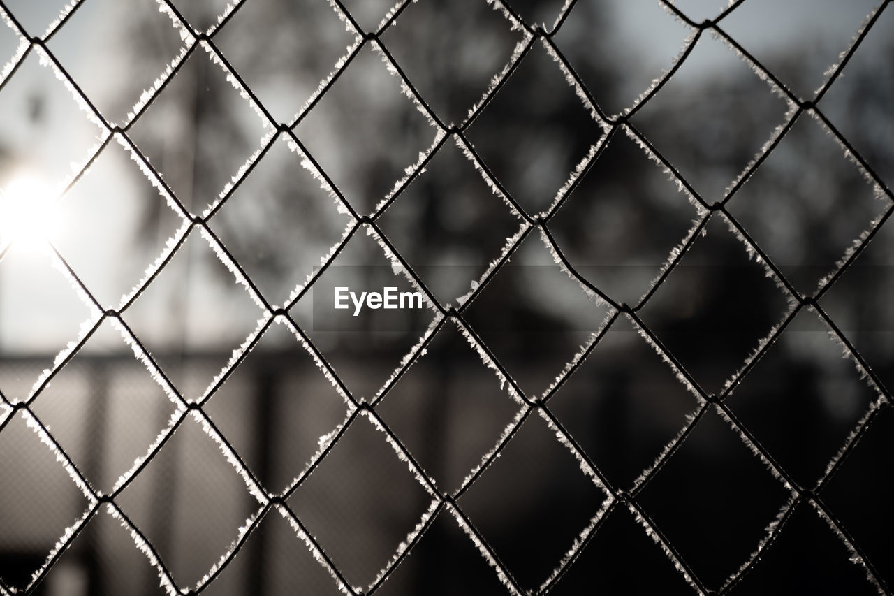 DETAIL SHOT OF CHAINLINK FENCE WITH CHAIN LINK