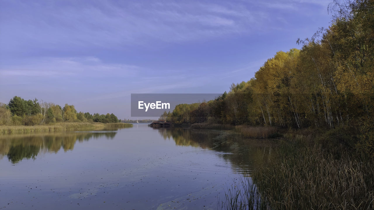 IDYLLIC VIEW OF LAKE AGAINST SKY