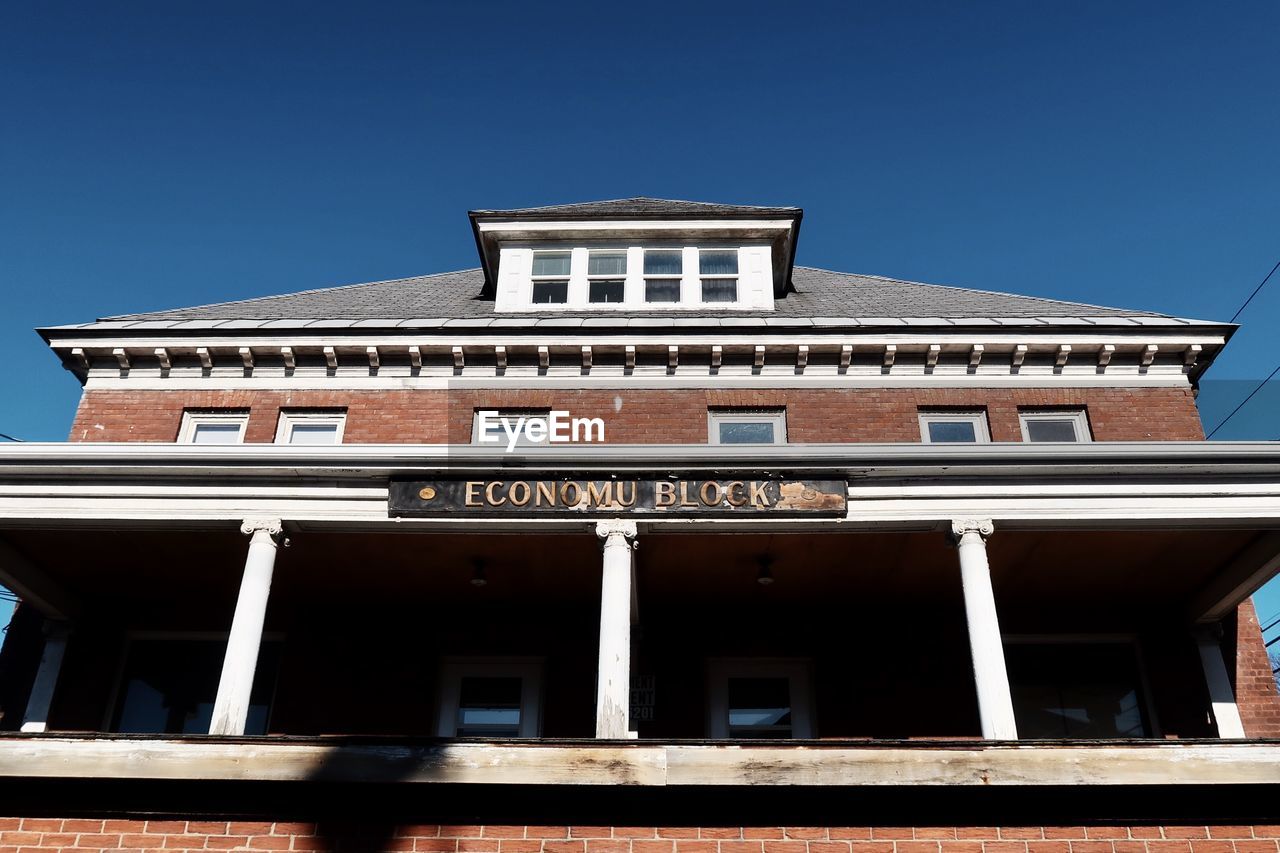 LOW ANGLE VIEW OF BUILDING AGAINST CLEAR SKY