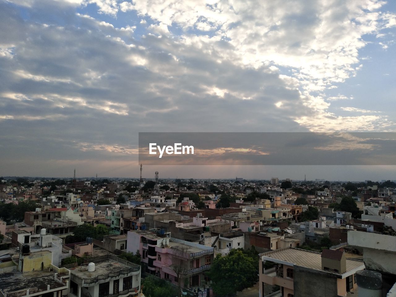 HIGH ANGLE VIEW OF BUILDINGS IN CITY AGAINST SKY