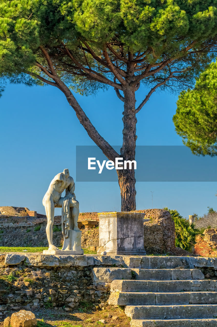 LOW ANGLE VIEW OF STATUES AGAINST SKY