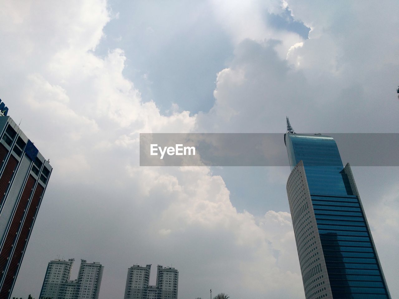 LOW ANGLE VIEW OF MODERN BUILDINGS IN TOWN AGAINST SKY