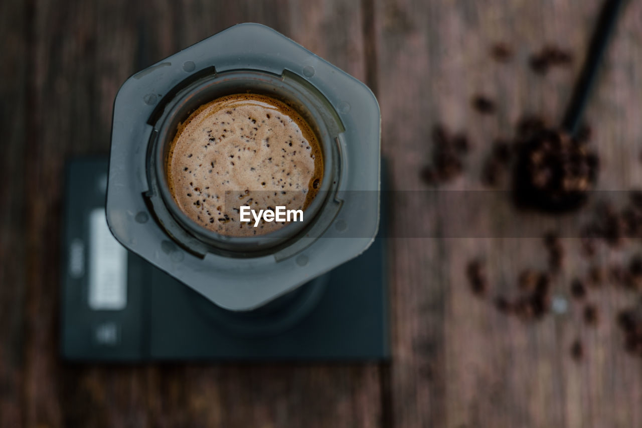 HIGH ANGLE VIEW OF COFFEE IN CUP