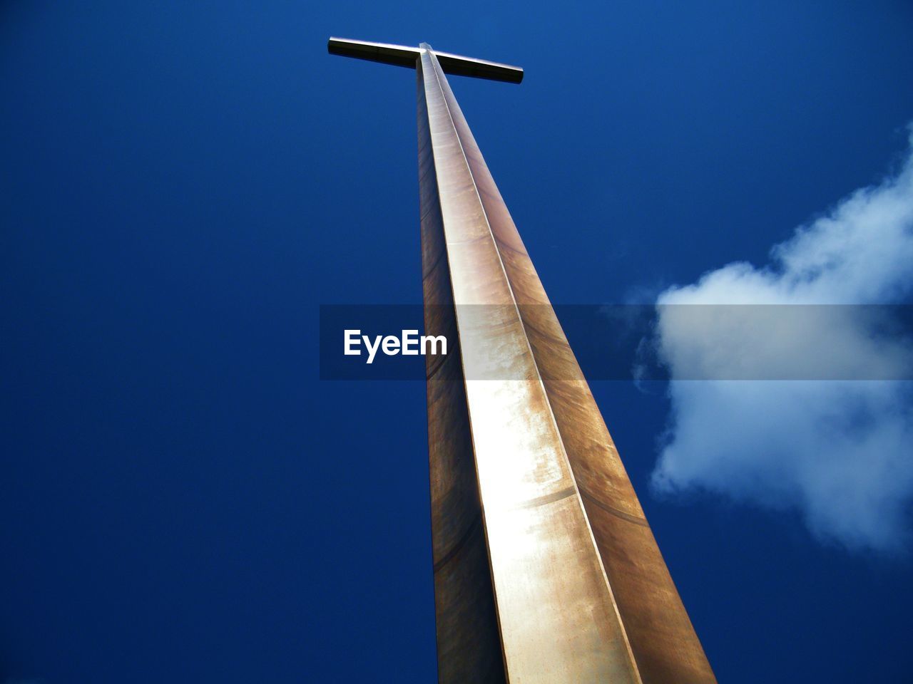 LOW ANGLE VIEW OF POLES AGAINST BLUE SKY