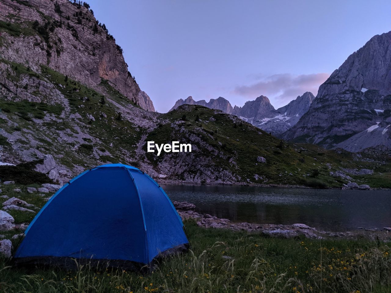 SCENIC VIEW OF LAKE AGAINST MOUNTAINS