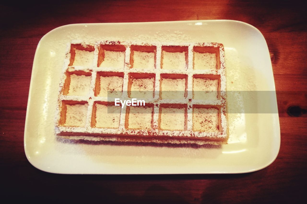 HIGH ANGLE VIEW OF CAKE ON PLATE